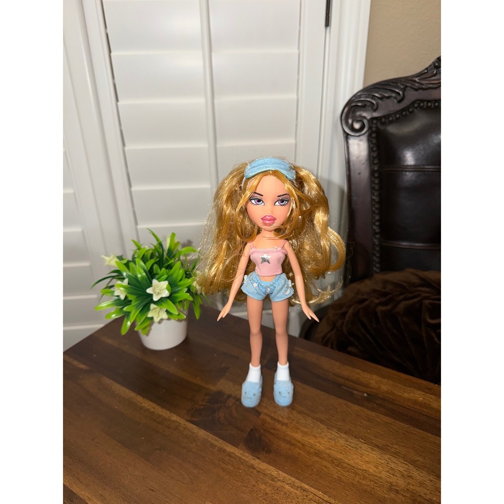 Bratz Slumber Party Cloe Doll Blonde Hair Top Blue Shorts Slippers